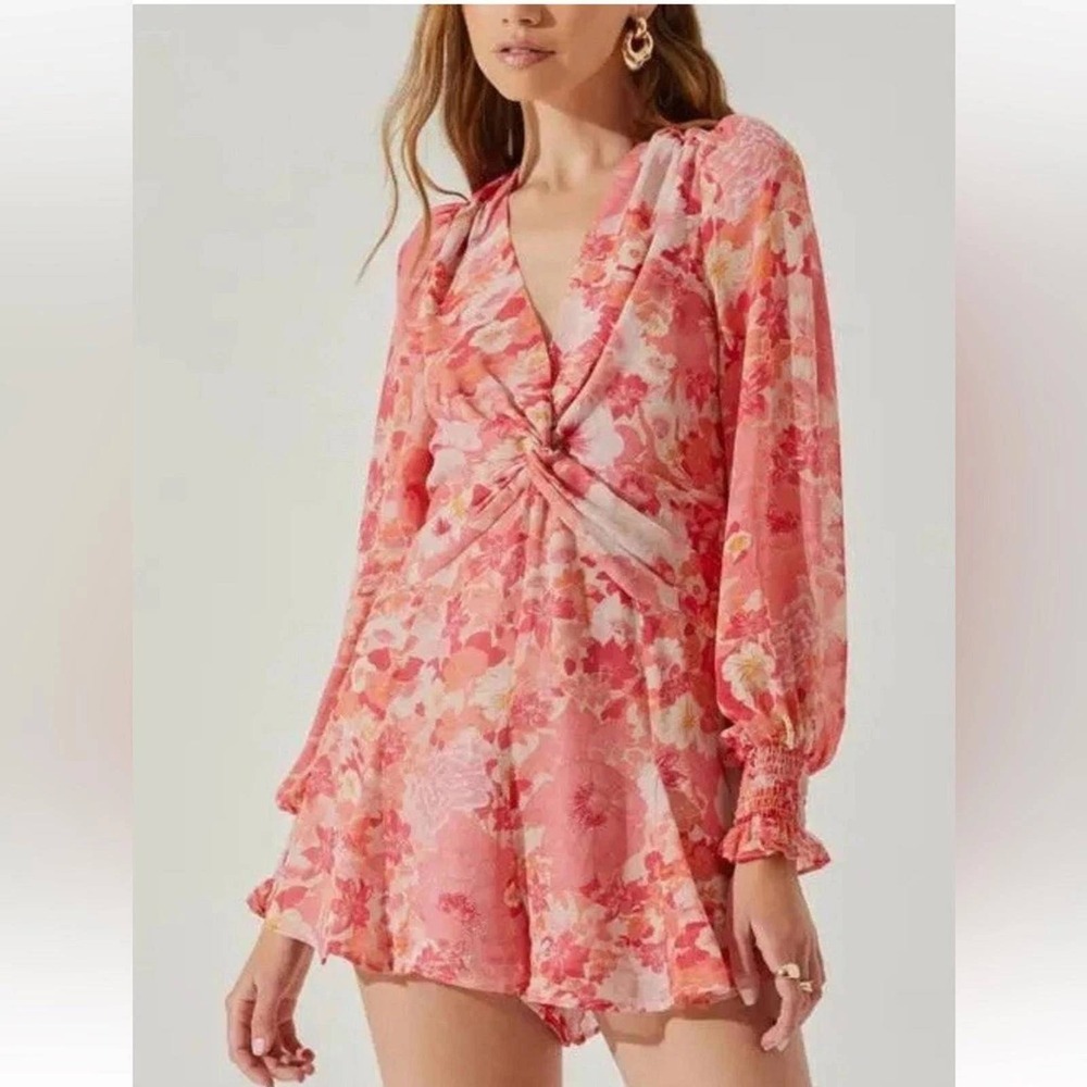 ASTR The Label Chiffon Romper Size L Coral Floral Open Back Long Sleeves V-Neck